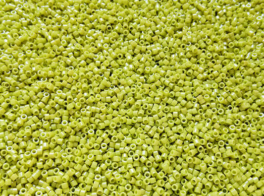 Miyuki Delica 11/0 - DB 262 - Opaque Chartreuse Lustrer - 8g  Ma Boutique de Perles